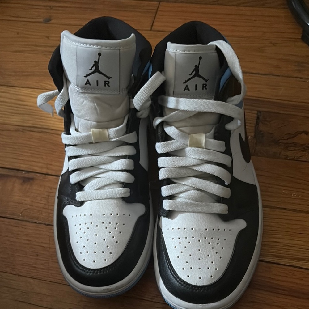 Nike Black and White Sneakers Classic Design